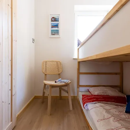 Seaview House With Fireplace Puck