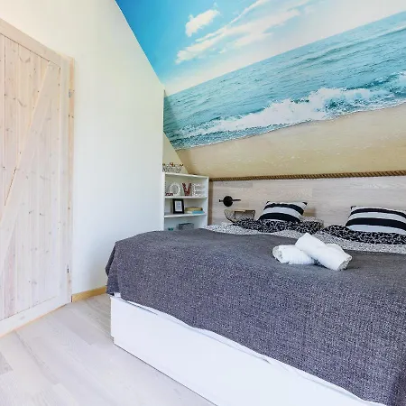 Seaview House With Fireplace Puck